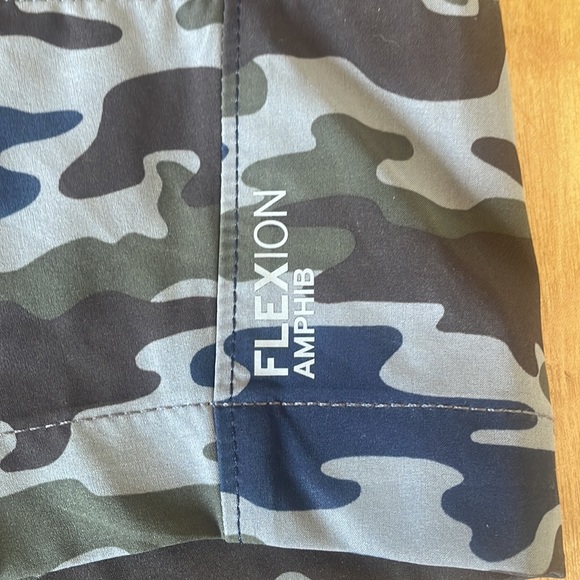 Mens Eddie Bauer Camo stretch shorts - light weight with multiple pockets EUC - Picture 2 of 6